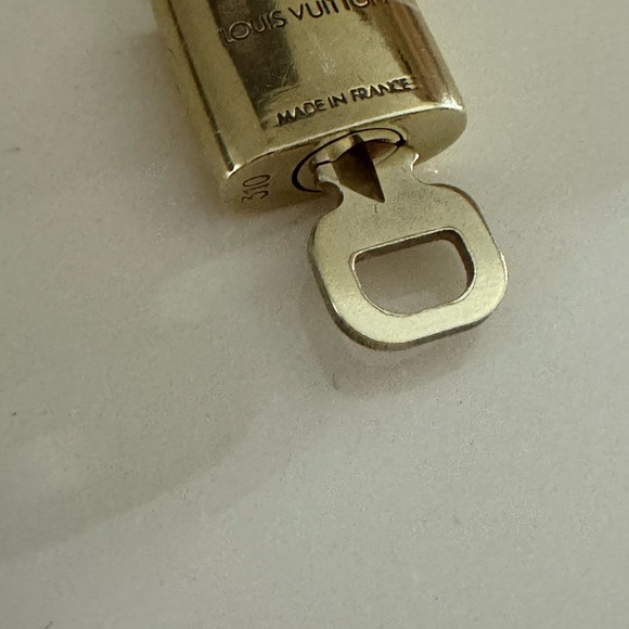 Louis Vuitton Series 310 Gold Padlock with Key Shiny Brass - Picture 4 of 7
